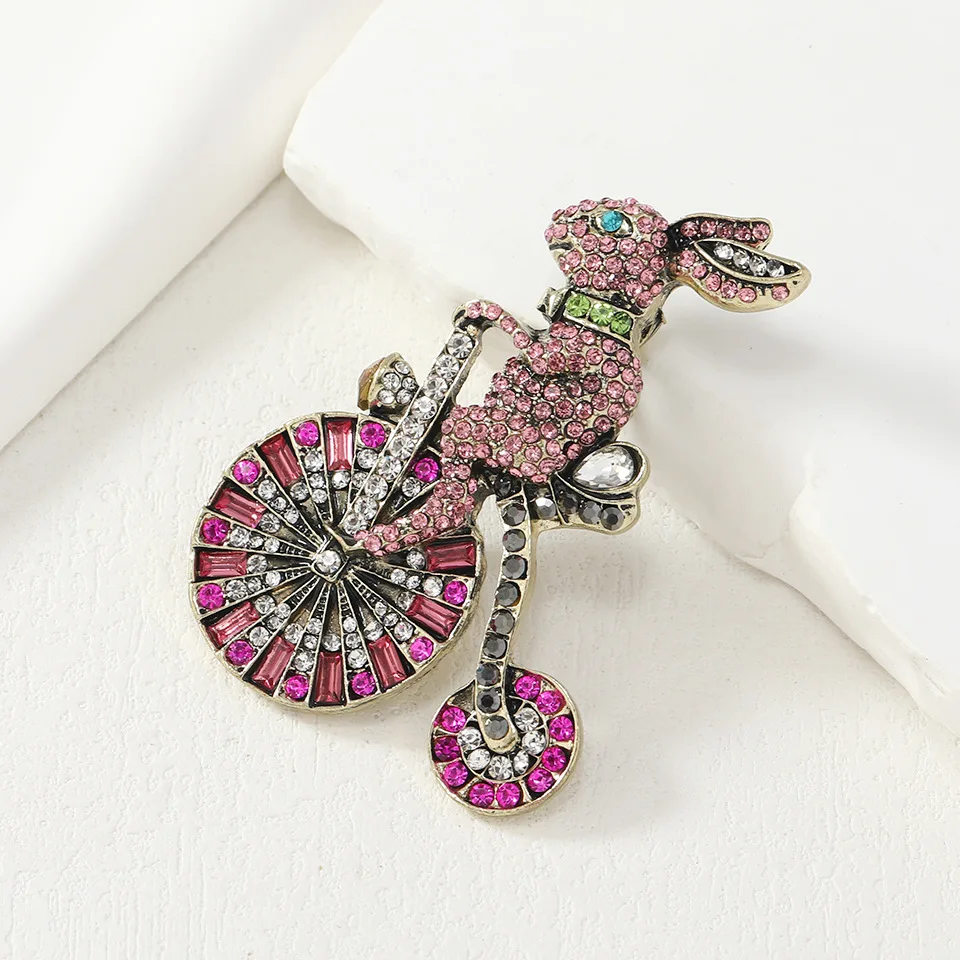 Vintage Women Men Middle Rabbit Rides Heavy Industry Crystal Brooches Pins Retro Classic Unisex Creative Design Palace Badges