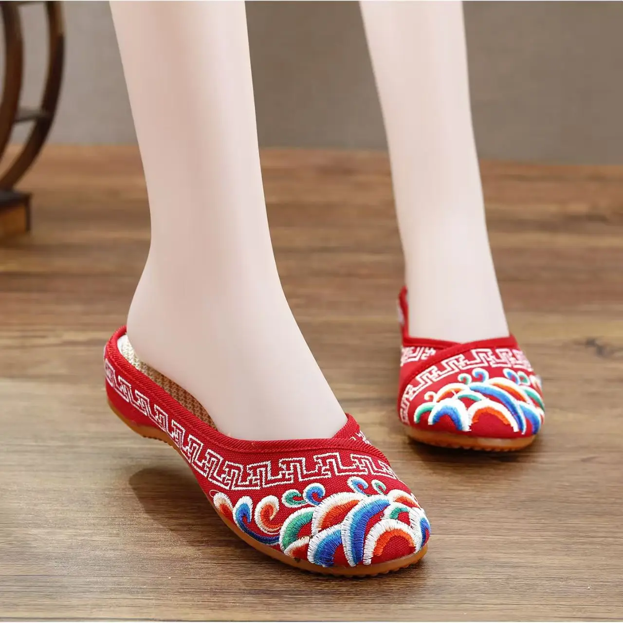

Женские тканевые тапочки с вышивкой в стиле Баотоу, летние, новые, с мягкой нескользящей подошвой, в этническом стиле, на плоской подошве, уличные полутапочки