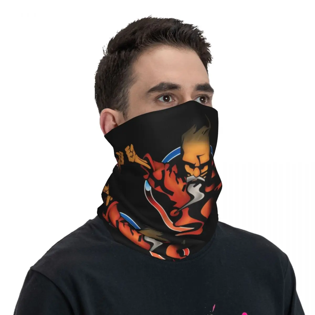 L'homme étendait les bras. Foulard en polyester pour le cou et le visage, écharpe de la présidence, masque facial