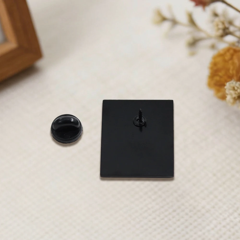 Lustiger Frosch Emaille-Pin „Me: No Problemo“ Erzähler: „Aber es war alles Problemo“ Sarkasmus Gen Z Virales Meme Anstecknadel Accessoire Schmuck – Detail 10