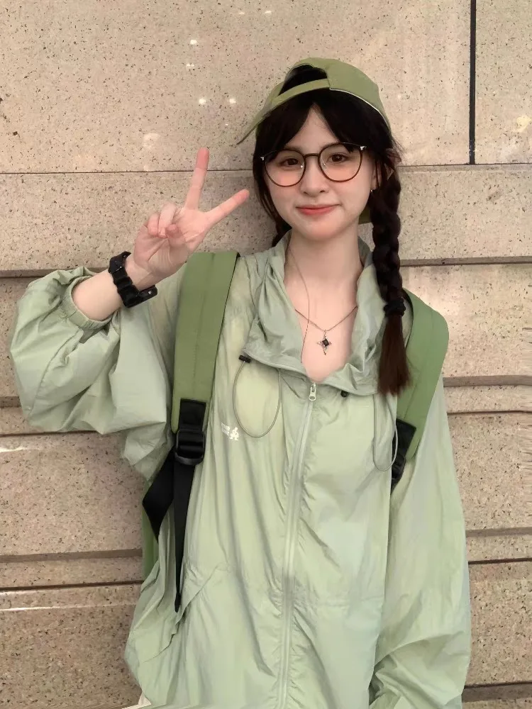 

Женская летняя новинка: легкая, дышащая, свободная ветровка в студенческом стиле, с защитой от солнца, для защиты от ветра и непогоды.