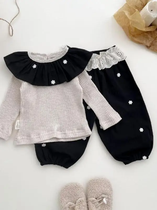 

Корейский осенний комплект из двух предметов для девочек: топ с вышивкой и рюшами на воротнике, длинными рукавами и длинные брюки с кружевной отделкой.