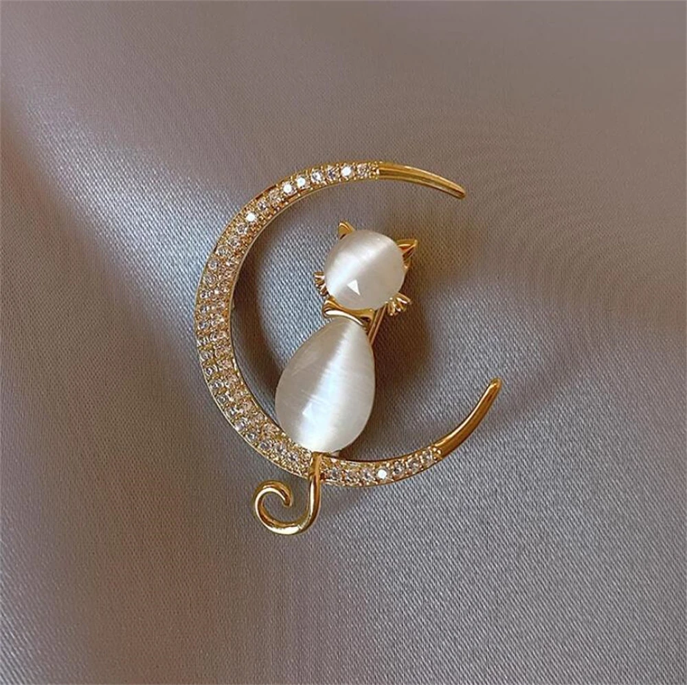 Exquisite Cat Eye Stone Moon Shape Metal Brooch for Women Fashion Lapel Pins Clothes Backpack Jewelry Accessories Gift