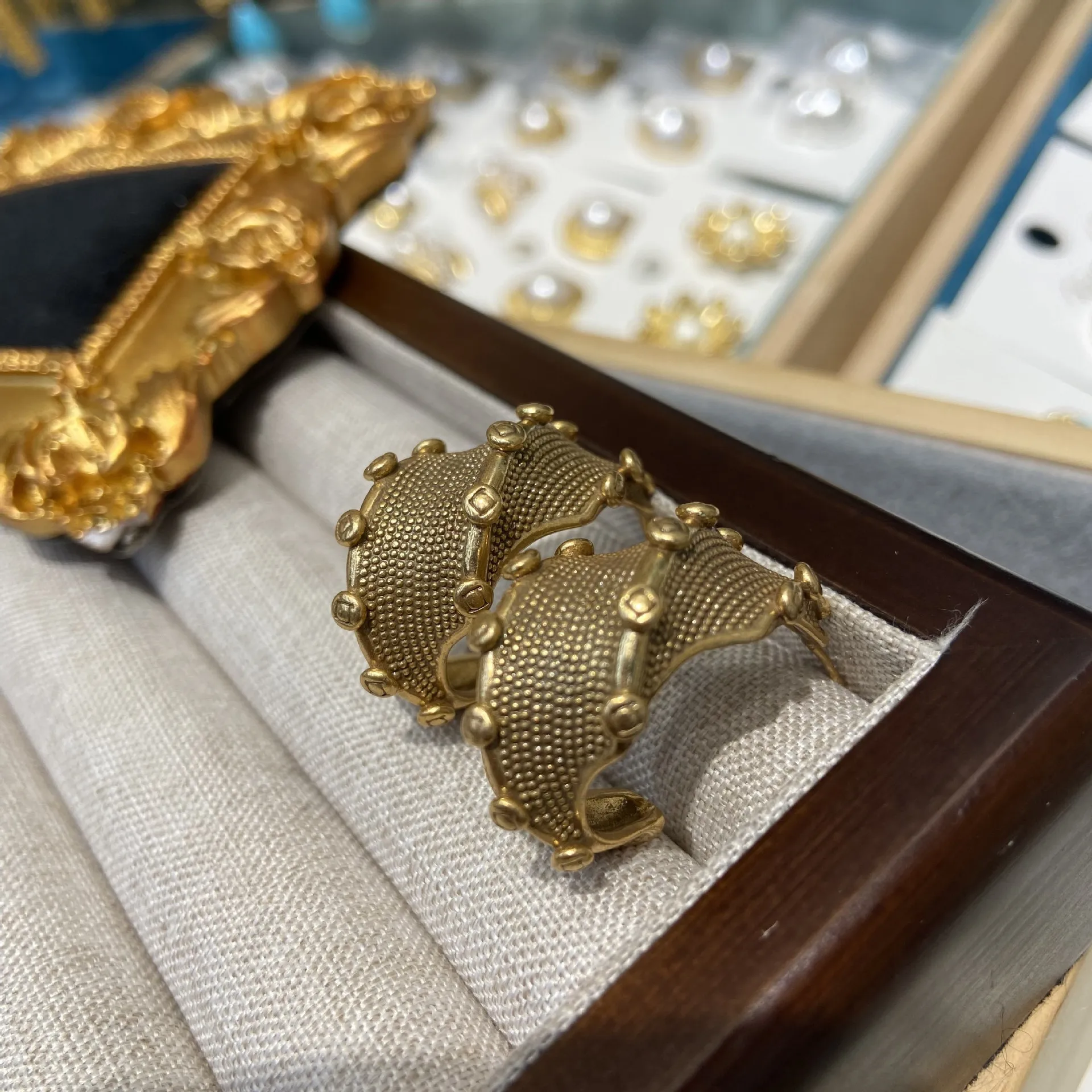 Luxuriöse russische Retro-Ohrstecker mit gedrehten Ohrringen für Damen