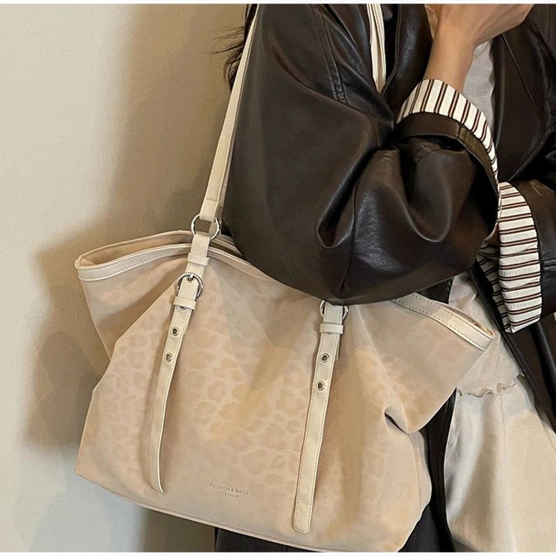Vintage-Umhängetasche mit Leopardenmuster, Winter-Handtasche aus Kunstwildleder mit großem Fassungsvermögen, verstellbarer Riemen, Metallring-Dekoration, weiche Hobo-Tasche. – Detail 16