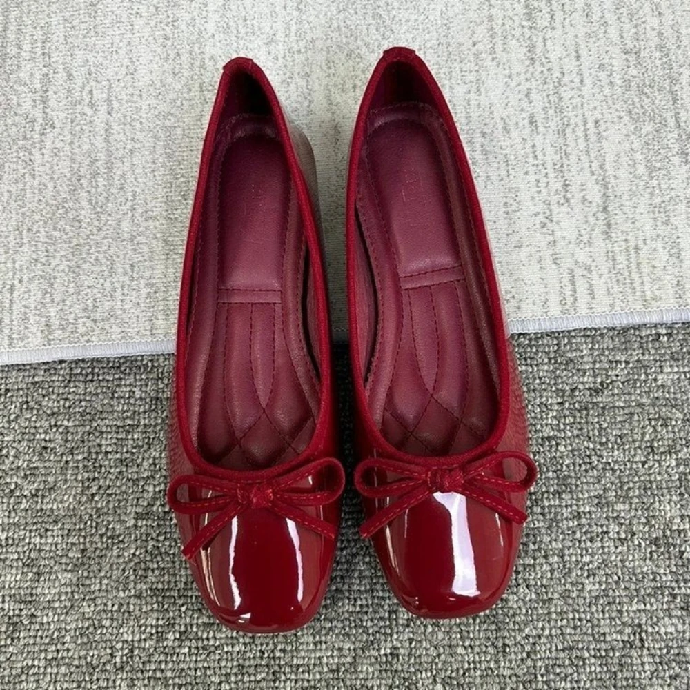 Sapatilhas Femininas em Couro Sintético Rosa Nude com Bico Quadrado e Laço Decorativo, Confortáveis e Elegantes para Uso Casual