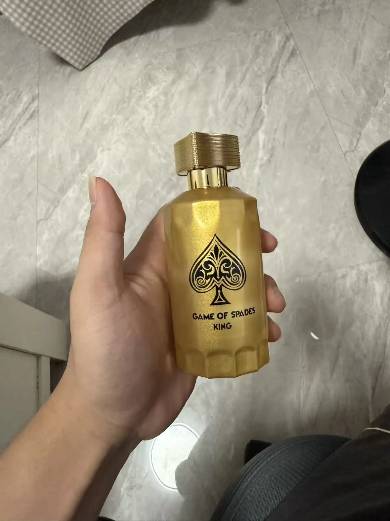 Jo Milano Game Of Spades King Parfum 100ml 3.4oz Flacon Perfume Amaderado Ámbar Especiado Cítrico Fresco Fragancia Duradera para Hombre Día del Trabajo Halloween Acción de Gracias Black Friday Cyber Monday Idea de Regalo de Navidad Más Vendido Envío Rápido en EE. UU. Spray Popular