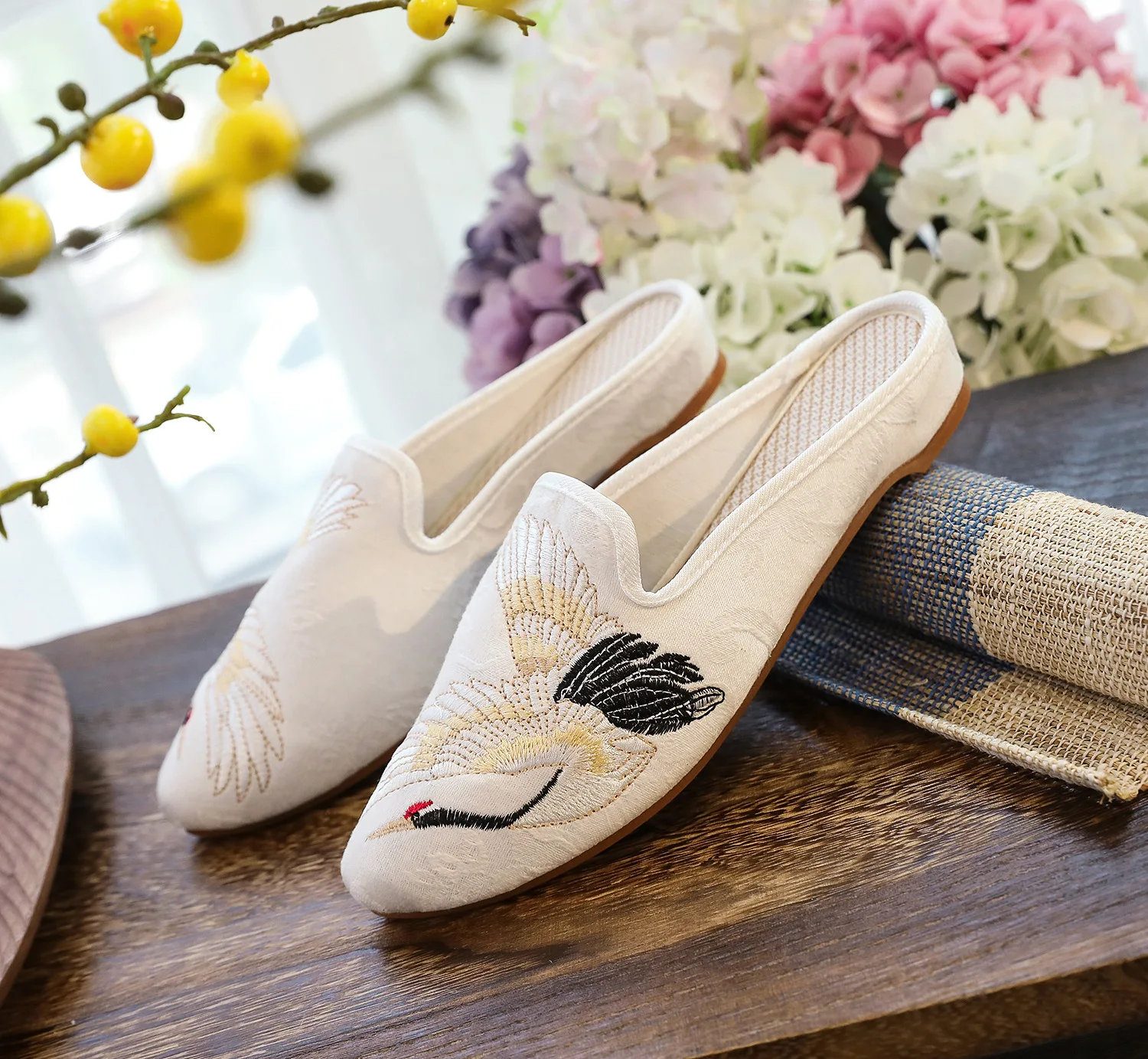 Woman Chinese Style Comfortable Retro Fabric Material Embroidered Elements Decoration Casual Fashion Pointed Slippers Lady Shoes