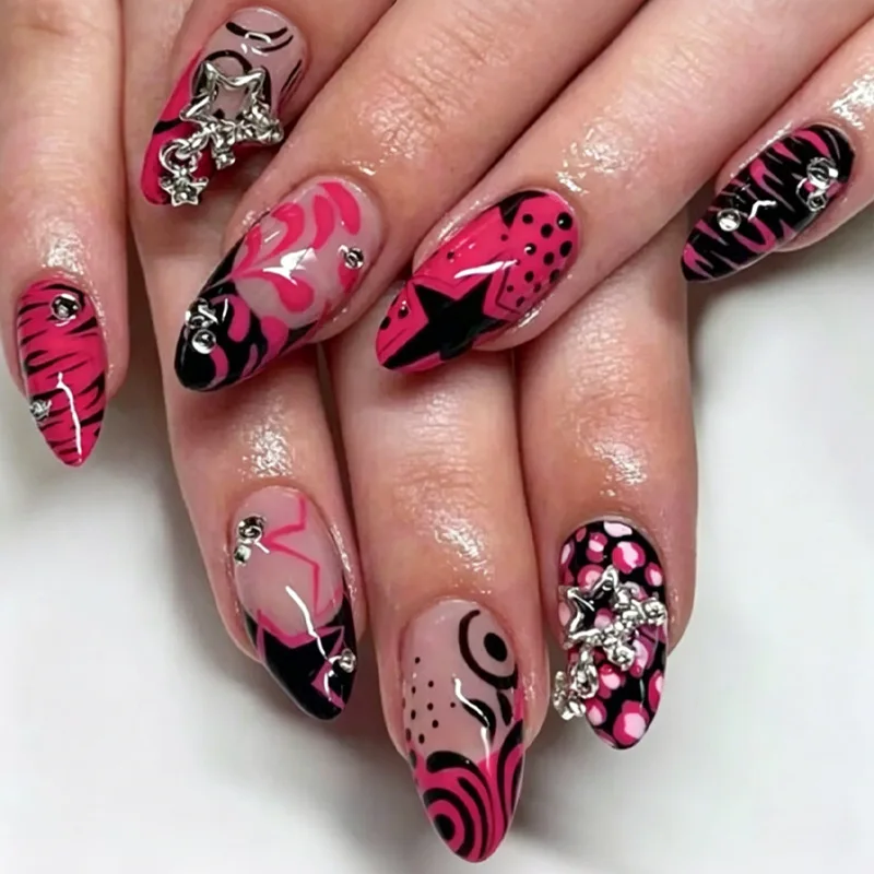 24 Stück Schwarze Zebra-Streifen-Stern-Aufklebenägel mit Silbersterkette Y2K Gothic Kunstnägel Lange Mandelform Strass-Kunstnägel für Frauen