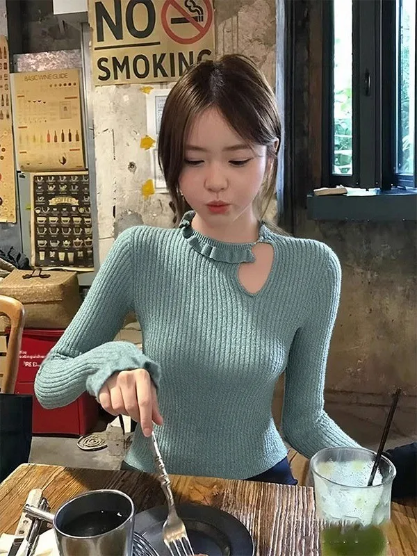 

French Style Short Hollow out Knitted Base Shirt Women's Autumn Winter Green Top Inner Wear Wooden Cute Unique Design