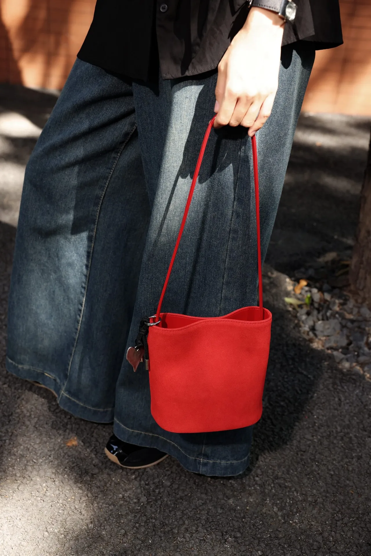 

Новинка 2023 года, осенне-зимняя женская сумка на плечо, винтажный дизайн, матовая мягкая кожаная сумка-ведро, универсальная бесплатная тиснение инициала