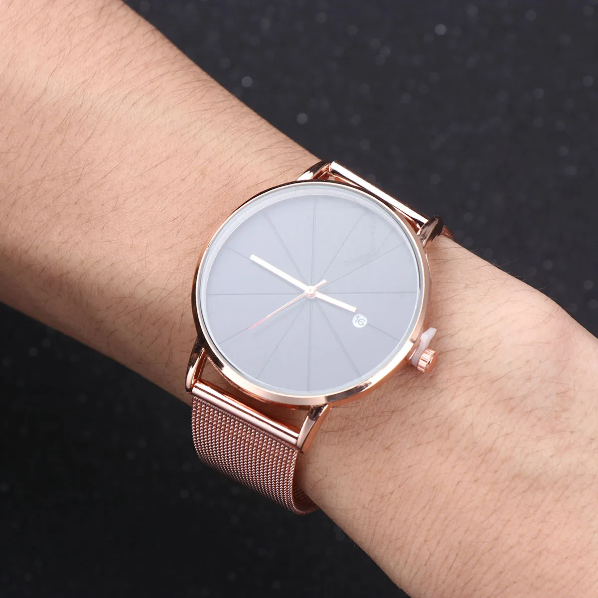 

Elegant Rose Golden Mens Business Watch Quartz Movement Titanium Band Precise Timekeeping Wristwatch Men Watch