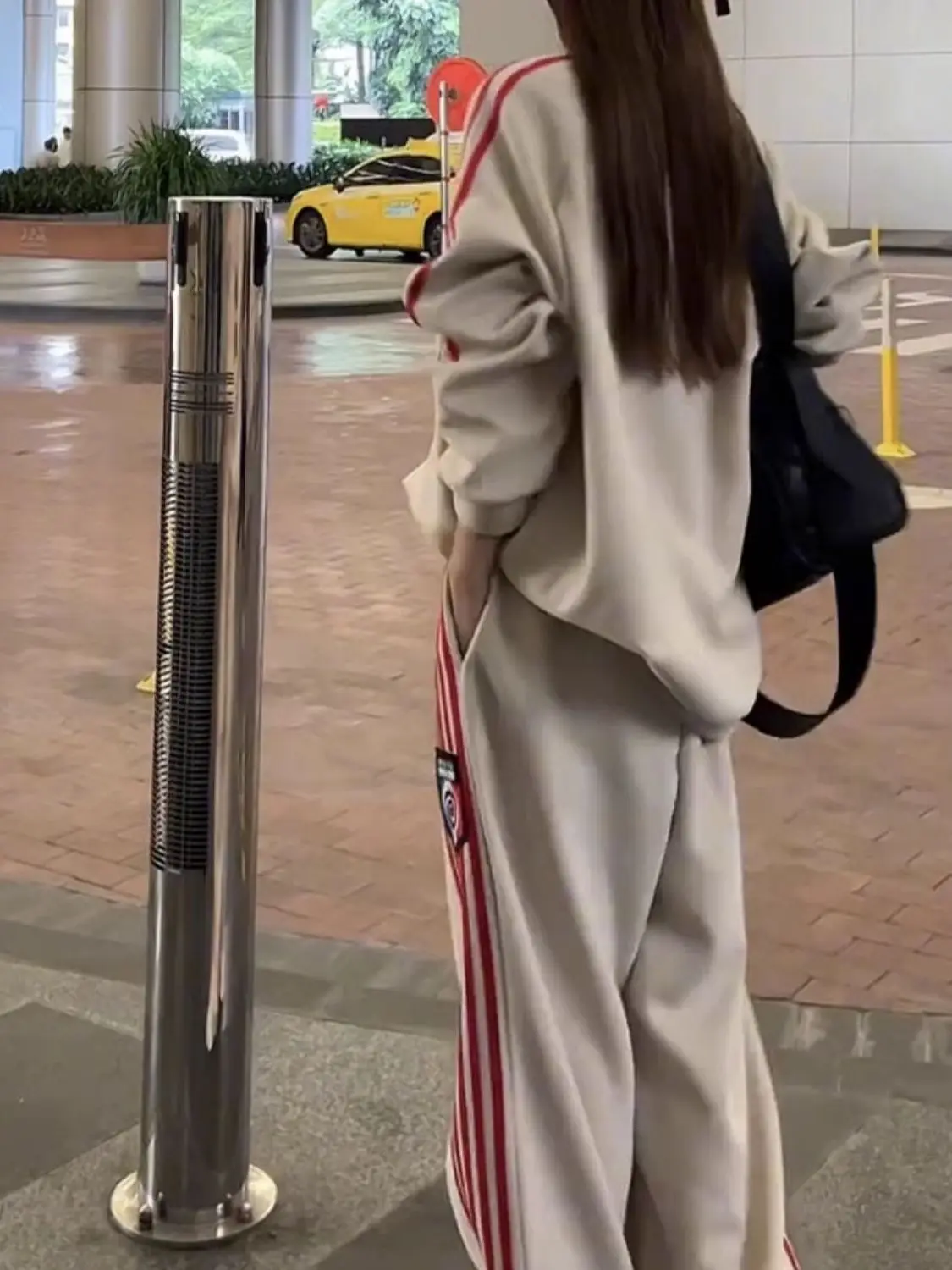 ชุดลำลองแฟชั่นสปอร์ตไซส์ใหญ่ 300 สำหรับผู้หญิง ชุดเซ็ตสองชิ้น เสื้อสเวตเตอร์ทรงหลวม ใส่สบาย ช่วยให้ดูผอมลง เหมาะสำหรับฤดูใบไม้ผลิและฤดูใบไม้ร่วง