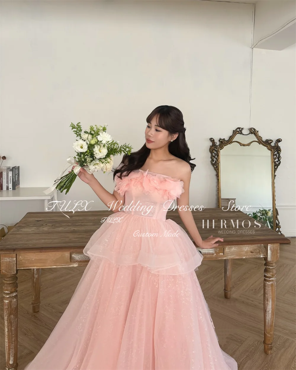 TULX Feenhaftes rosa glitzerndes Abendkleid Korea Fotoshooting Trägerloses Tüll-Hochzeitskleid Langes abgestuftes Korsettkleid Maßgeschneidert