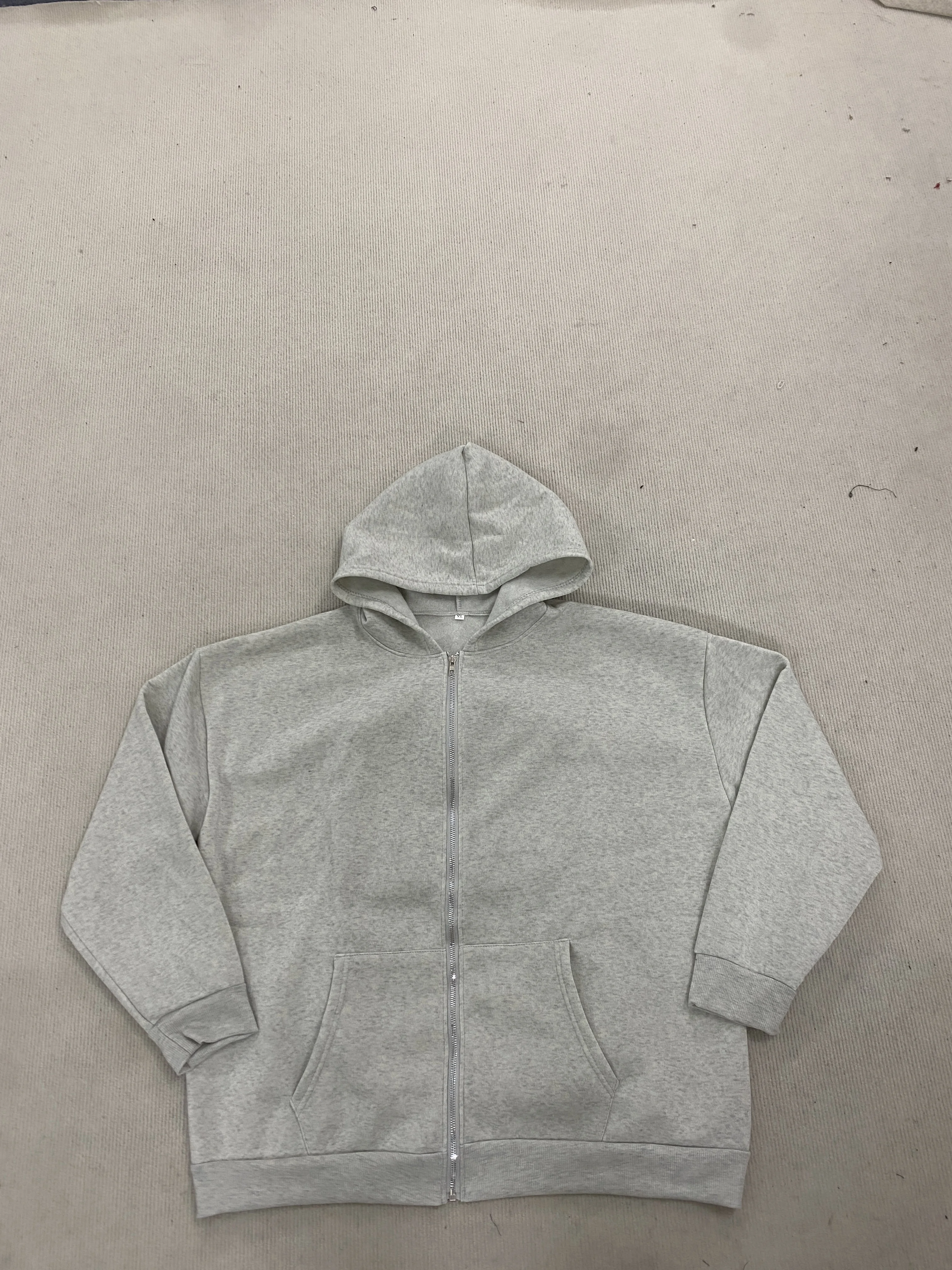 سترة Y2K للجنسين باللون الرمادي مع تصميم أنيق لحقيبة الظهر وحقيبة الظهر، طراز هيب هوب عصري، هوديي متعدد الاستخدامات على طراز سحاب