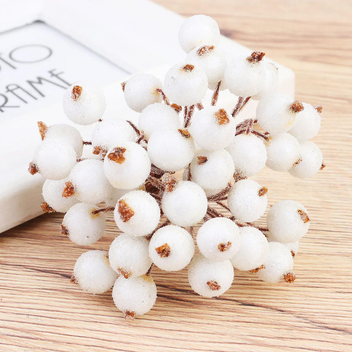 

400Pcs Imitation Berries Flexible Frost Berry Stems for Christmas Holiday Event DIY Garland Accessories Home Decor