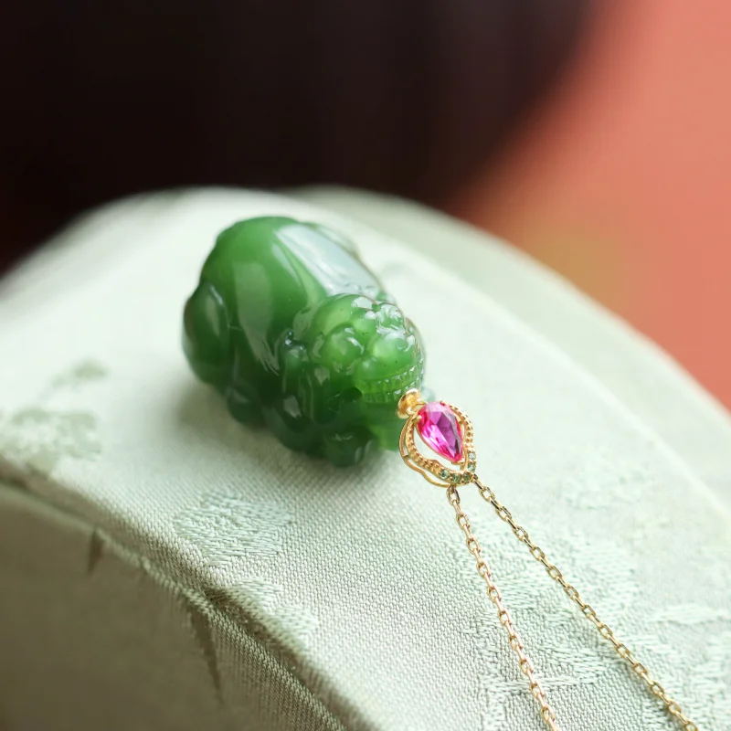 قلادة Hetian Jade Pixiu مرصعة عيار 18 قيراط للنساء AU750 ذهبي