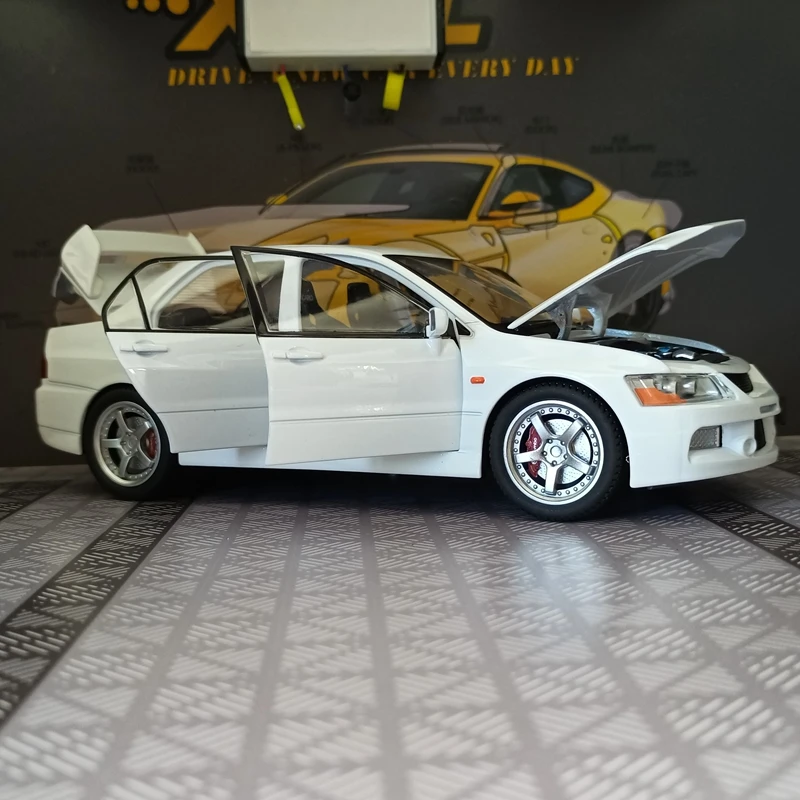

1:24 simulation Mitsubishi EVO 9th generation alloy car model with doors, hood, and trunk that can open racing accessories