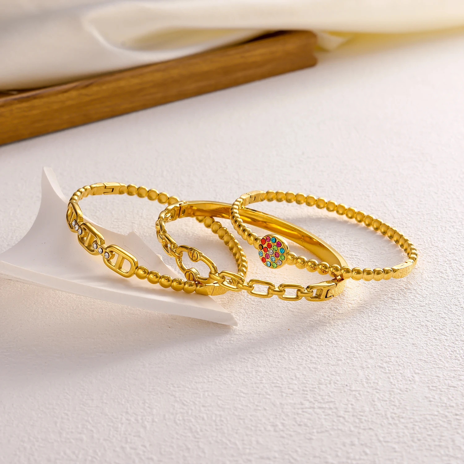 Joyería de acero inoxidable de alta calidad a la moda, venta al por mayor, brazalete de nariz de cerdo de herradura cubana resistente al agua chapado en oro de 18 quilates