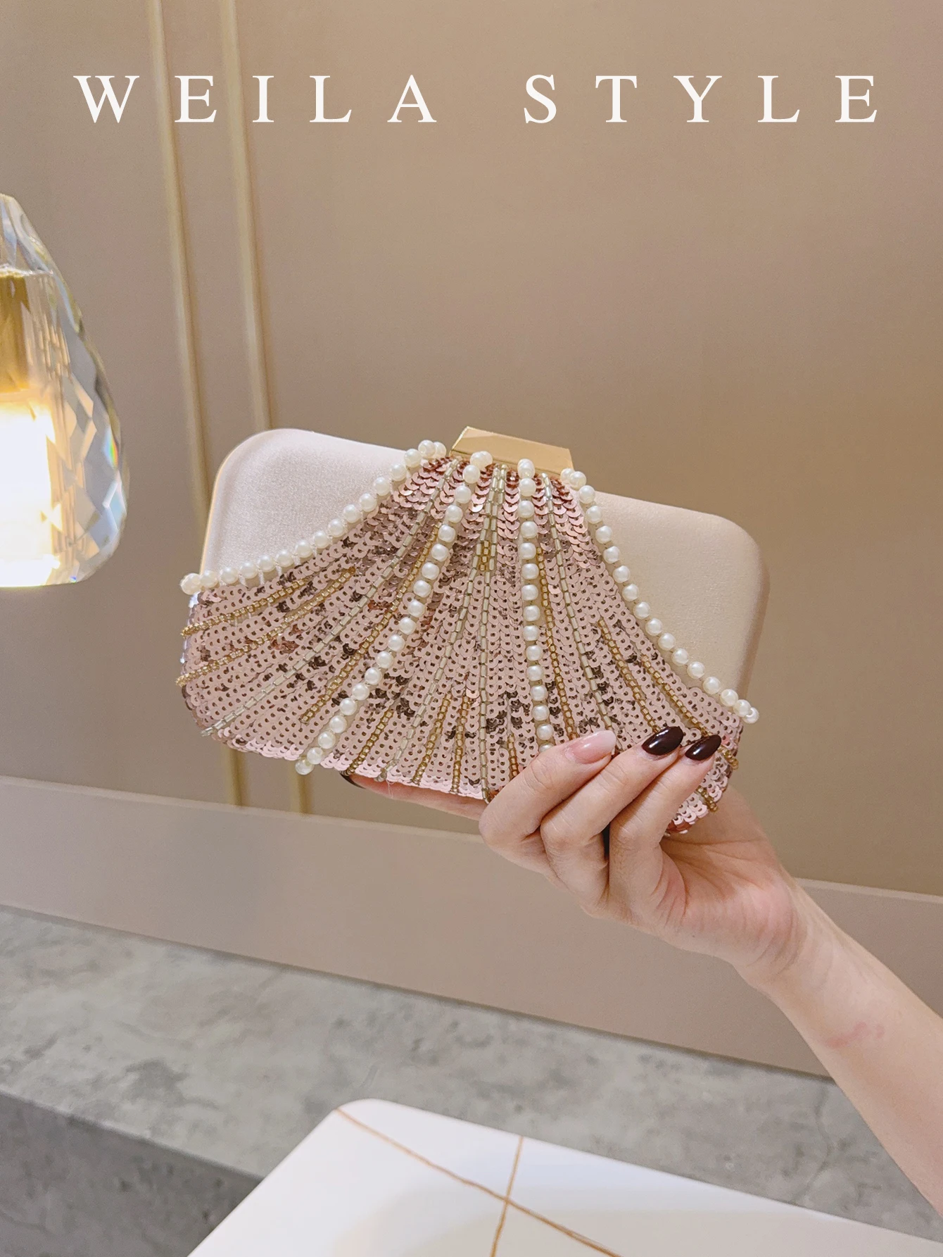 

Очаровательный розовый вечерний клатч с пайетками, жемчугом и бисерной отделкой – идеально подходит для свадеб и торжественных мероприятий.