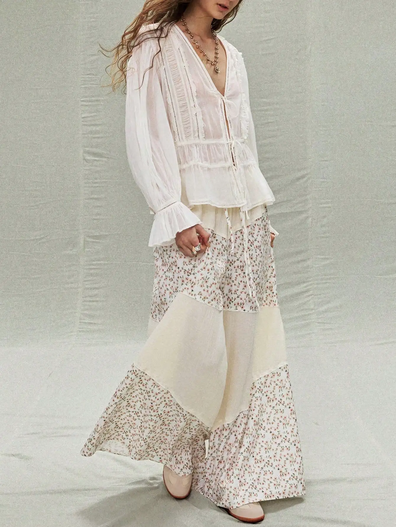 

Комплект из двух предметов: широкие брюки в стиле бохо с цветочным пэчворком и топ, женский летний курортный наряд