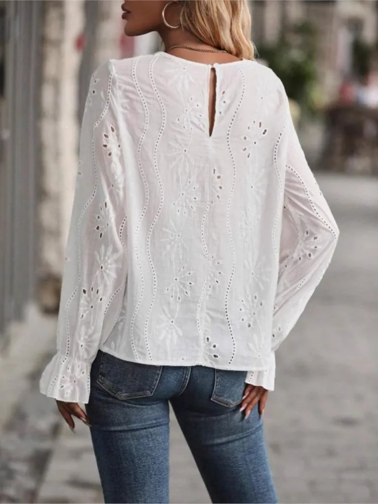 Camicia in pizzo bianco Moda donna Gancio Fiore Hollow O-Collo Maniche svasate Top Primavera Autunno Donna Solid Eleganza Camicette da ufficio