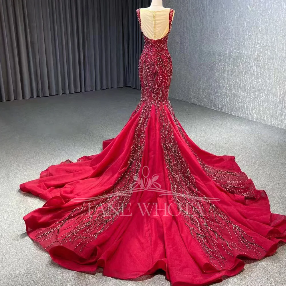 فستان سهرة أحمر مزين بالترتر على شكل قلب بدون أكمام برباط خلفي على طراز غمد للحفلات الراقصة 2026 للنساء