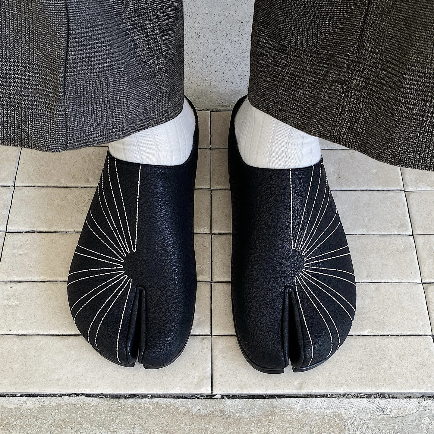 Summer Boken Shoes for Men Breathable Tabi Black Leather Men Shoes Mules Slippers Personality Niche Split Toe