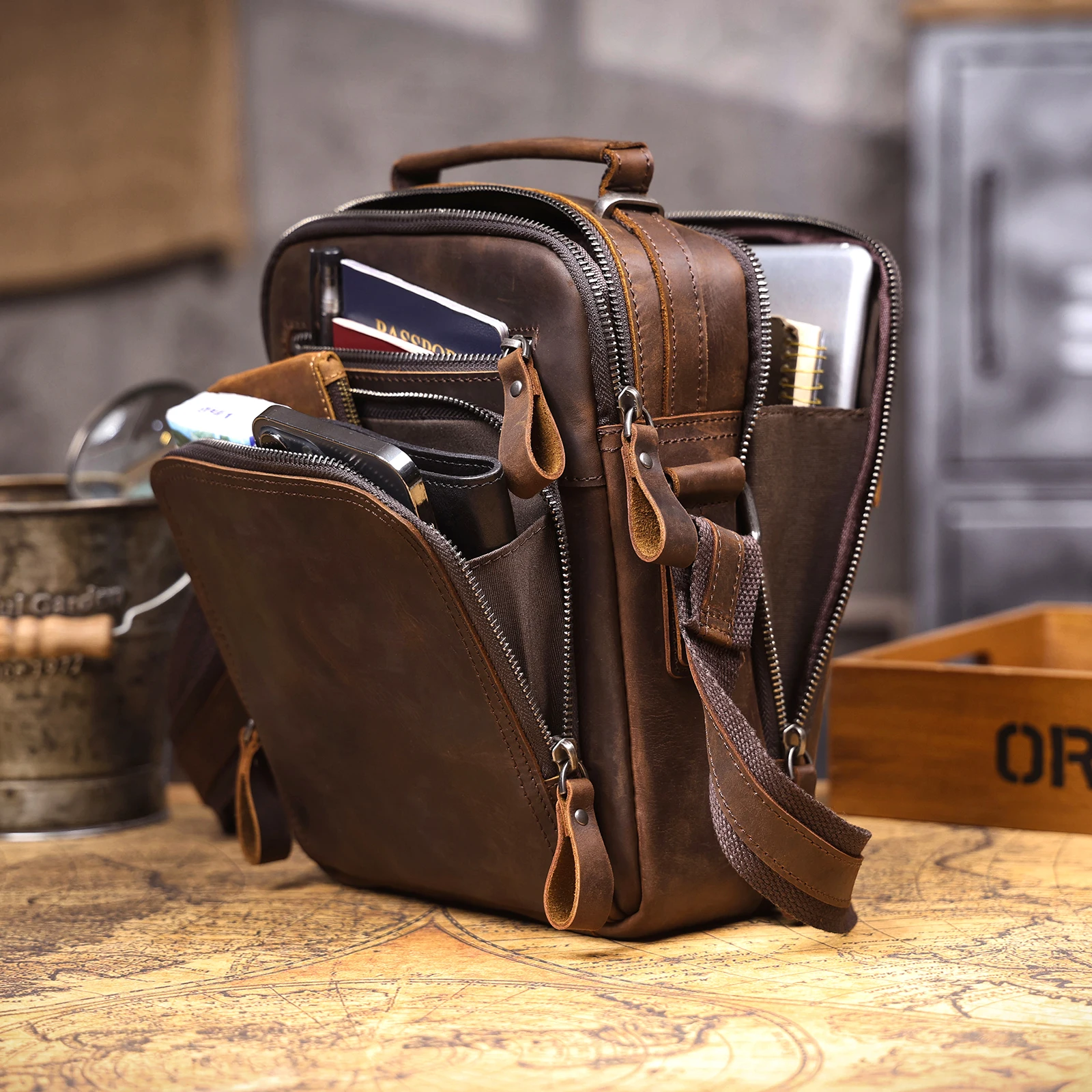 Vintage Leder-Umhängetasche für Herren, Lässige Crossbody-Tasche, Herren-Schultertasche aus Crazy-Horse-Leder, Handgefertigt – Detail 24