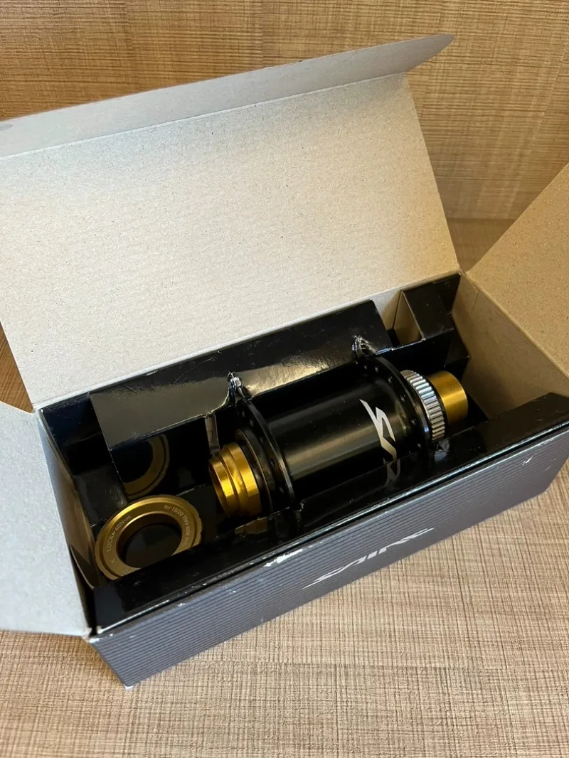 Ступица Shimano SAINT HB-M820 32H 110x20 мм, крышка с золотым замком, ступица для горного велосипеда, скорость, велосипедная ступица Ступица Shimano SAINT HB-M820 32H 110x20 мм, крышка с золотым замком, ступица для горного велосипеда, скорость, велосипедная ступица