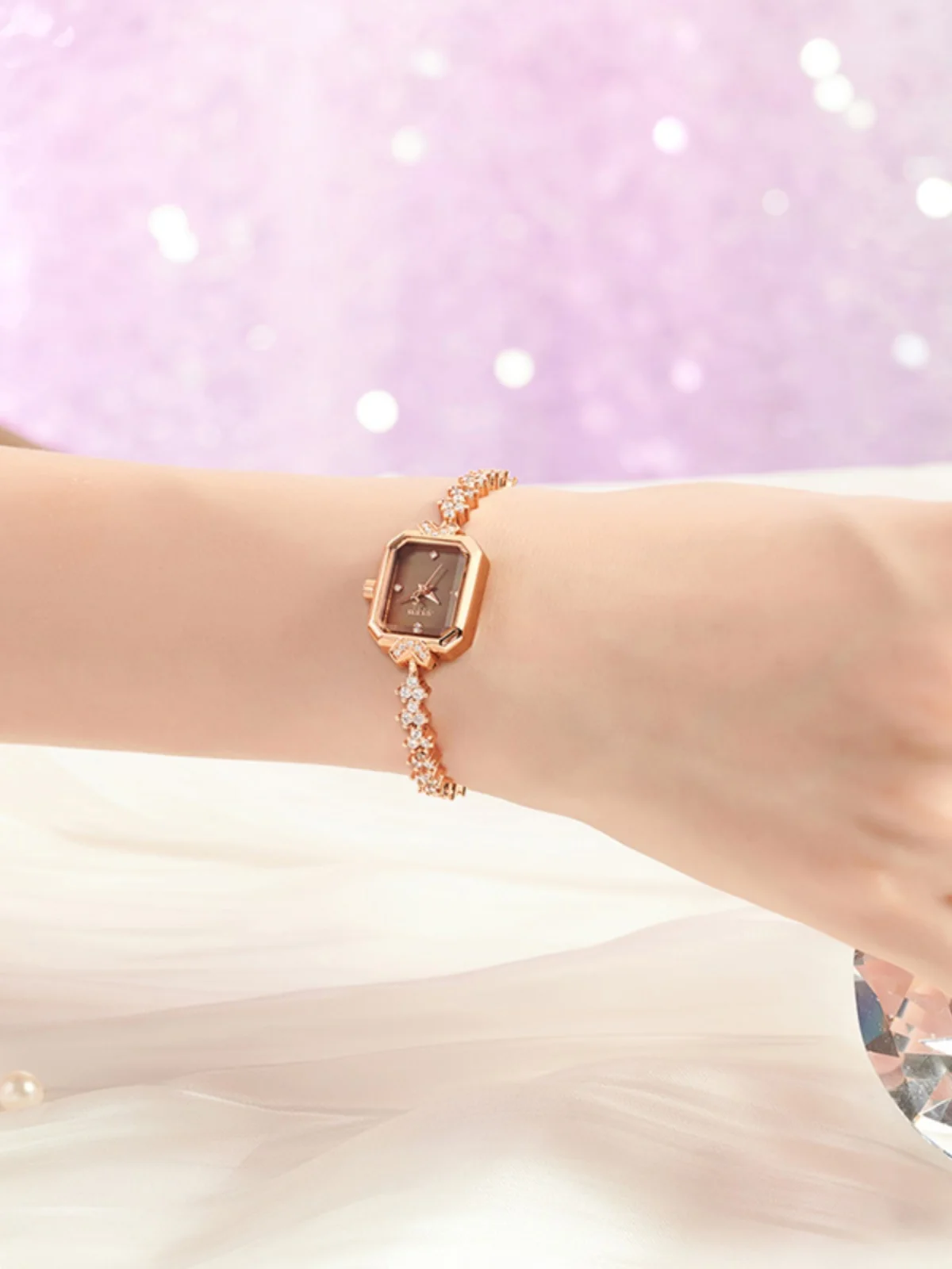 ساعة نسائية مربعة فاخرة جديدة بمينا من اللؤلؤ وسوار من الزركون؛ ساعة يد كوارتز للنساء ساعة نسائية عصرية. #3