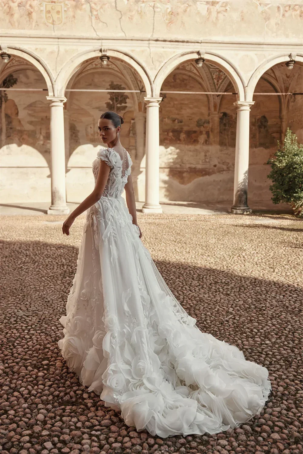 Robe de Rhformelle Arabie saoudite, épaules dénudées, jupes longueur au sol, tulle drapé, dentelle Alençon, appliques de plumes, sur mesure Weddi