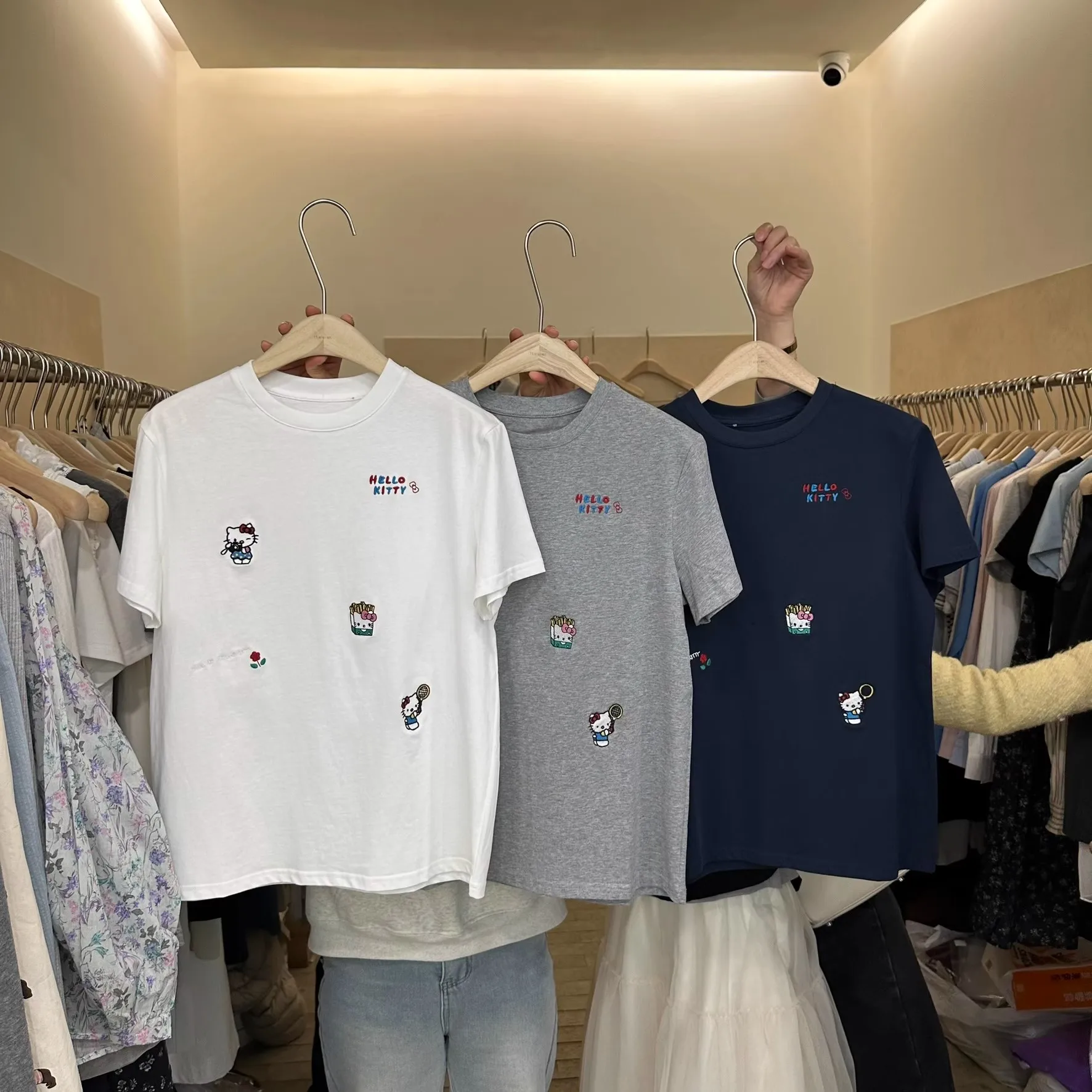 プラスサイズ 300 ポウ韓国風漫画刺繍オルトスヴェ T-irt 女性のカジュアル多用途春夏新デザイントップ