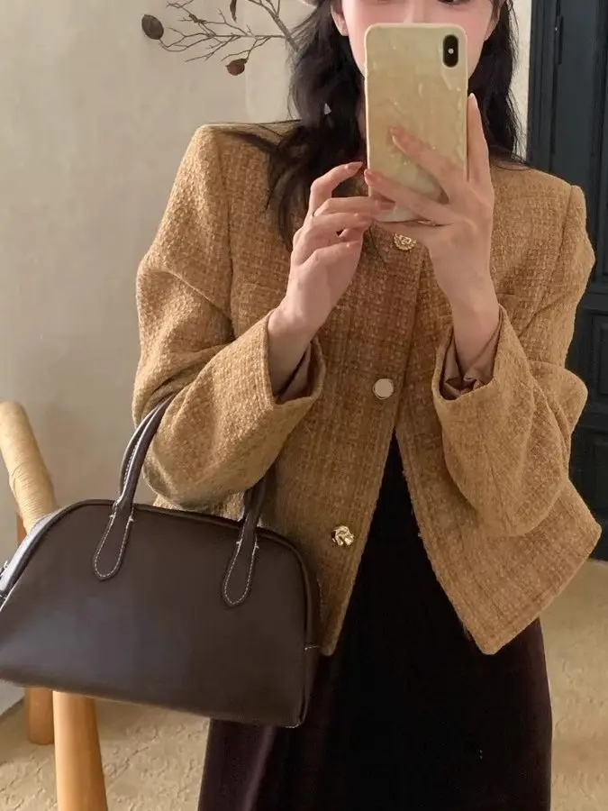 

Elegant Short Outerwear Women's Premium Woolen Jacket Metal Button Casual Versatile Fashion Light Luxury Style round Neck Lon...