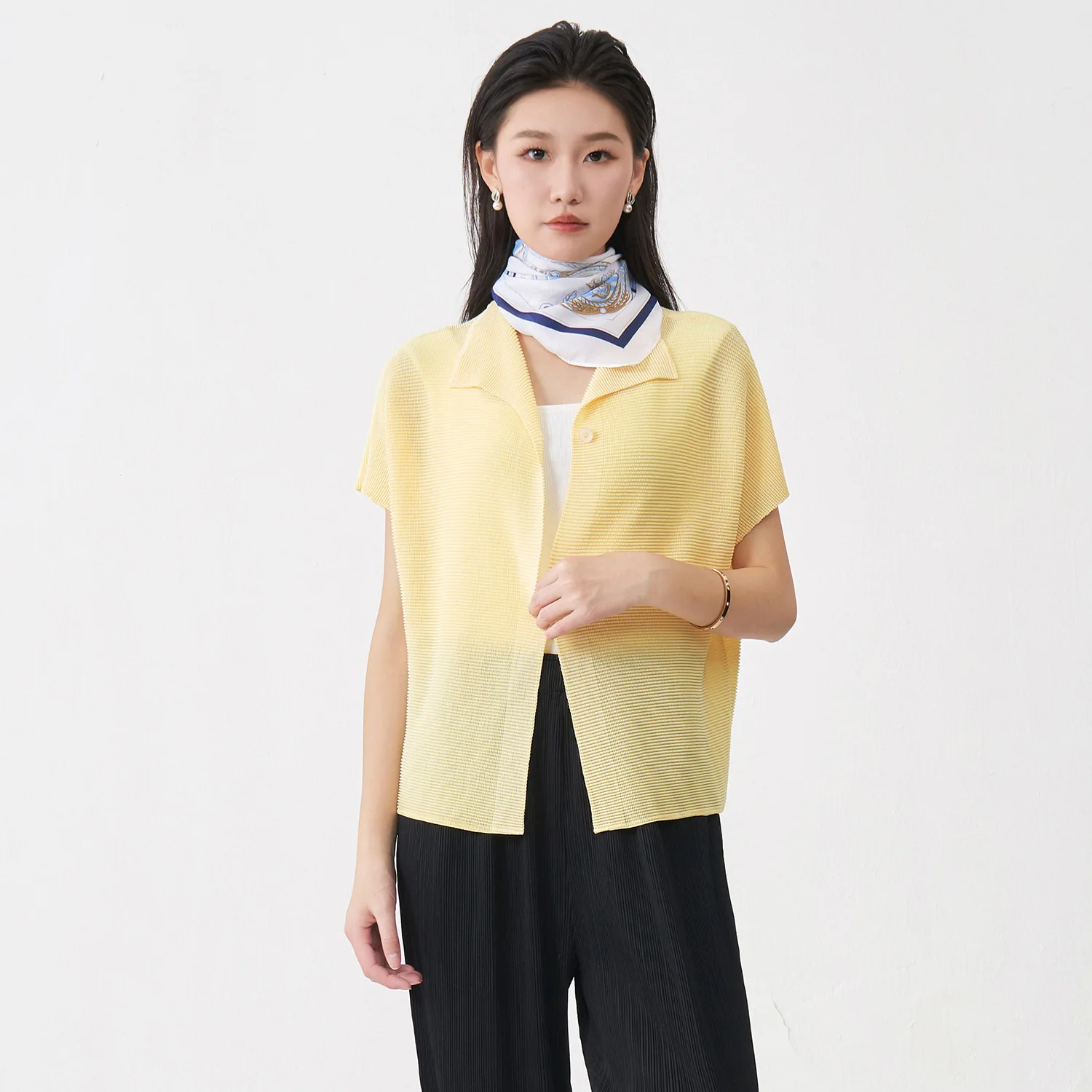 

Miyake Fold 2025 New Summer Women's Jacket Top with High Quality, Pleated Loose and Fashionable Style, Short Sleeve Cardigan