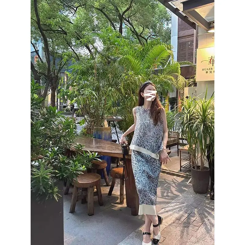 

Модный темпераментный топ без рукавов с круглым вырезом и эластичной резинкой на талии, плиссированный бюстье-юбка, костюм Miyake, новый летний костюм 2023 г.