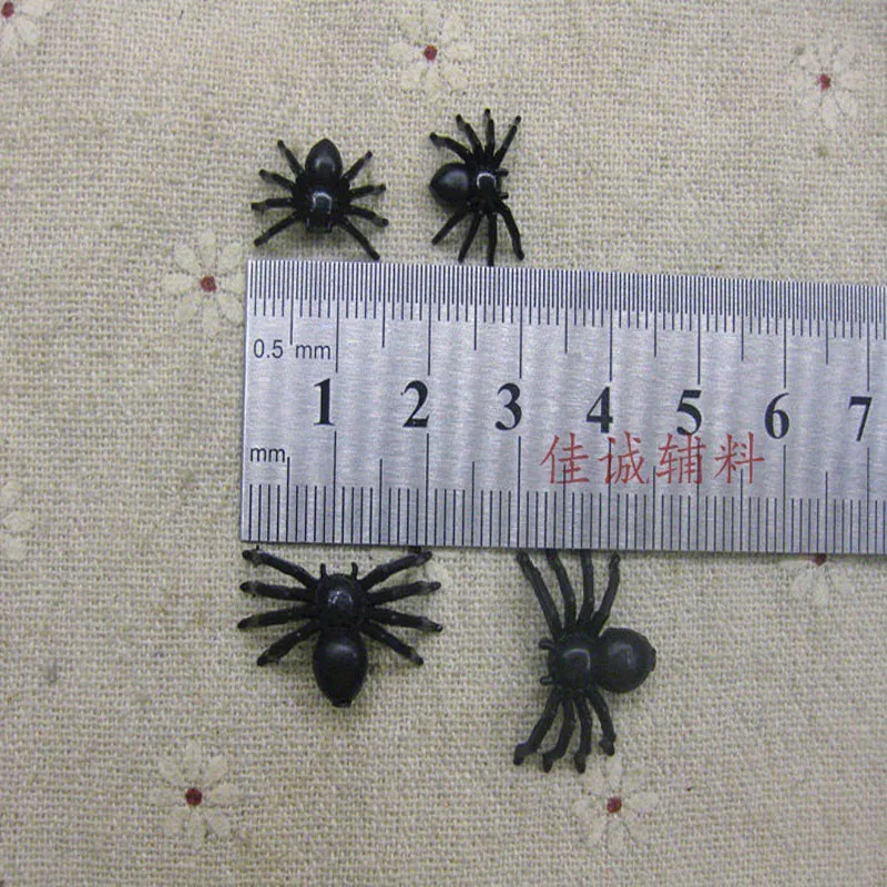 50PCS Spider Simulation of Spider Halloween Black Glow in the dark Plastic Mini Spider Decorative Toys Cool Halloween Party Toys