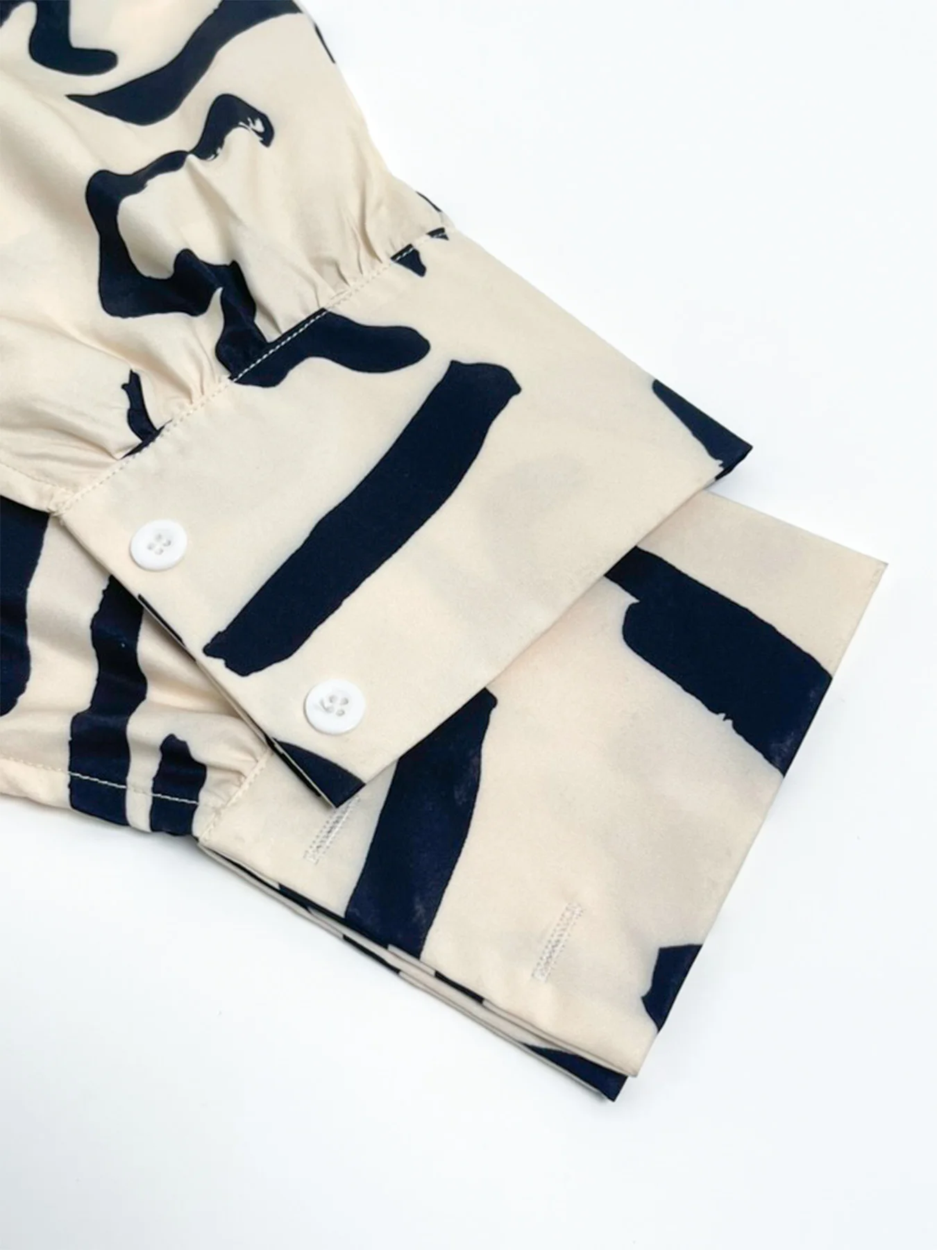 Plus-size damesshirt met elegante geometrische print, V-hals, klokmouwen en lange mouwen, perfect voor de garderobe van moderne stedelijke vrouwen