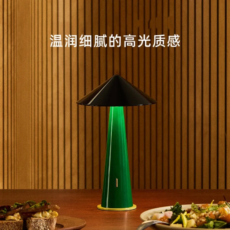 Nordic retro creative hat lamp atmosphere desk lamp light luxury high-end bedroom bedside charging mushroom night light