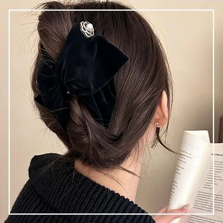 Damen-Dreiecksclip aus Wildleder mit Metall-Rosettenverschluss – eleganter Pferdeschwanz-Clip für den Alltag/Party – Detail 1