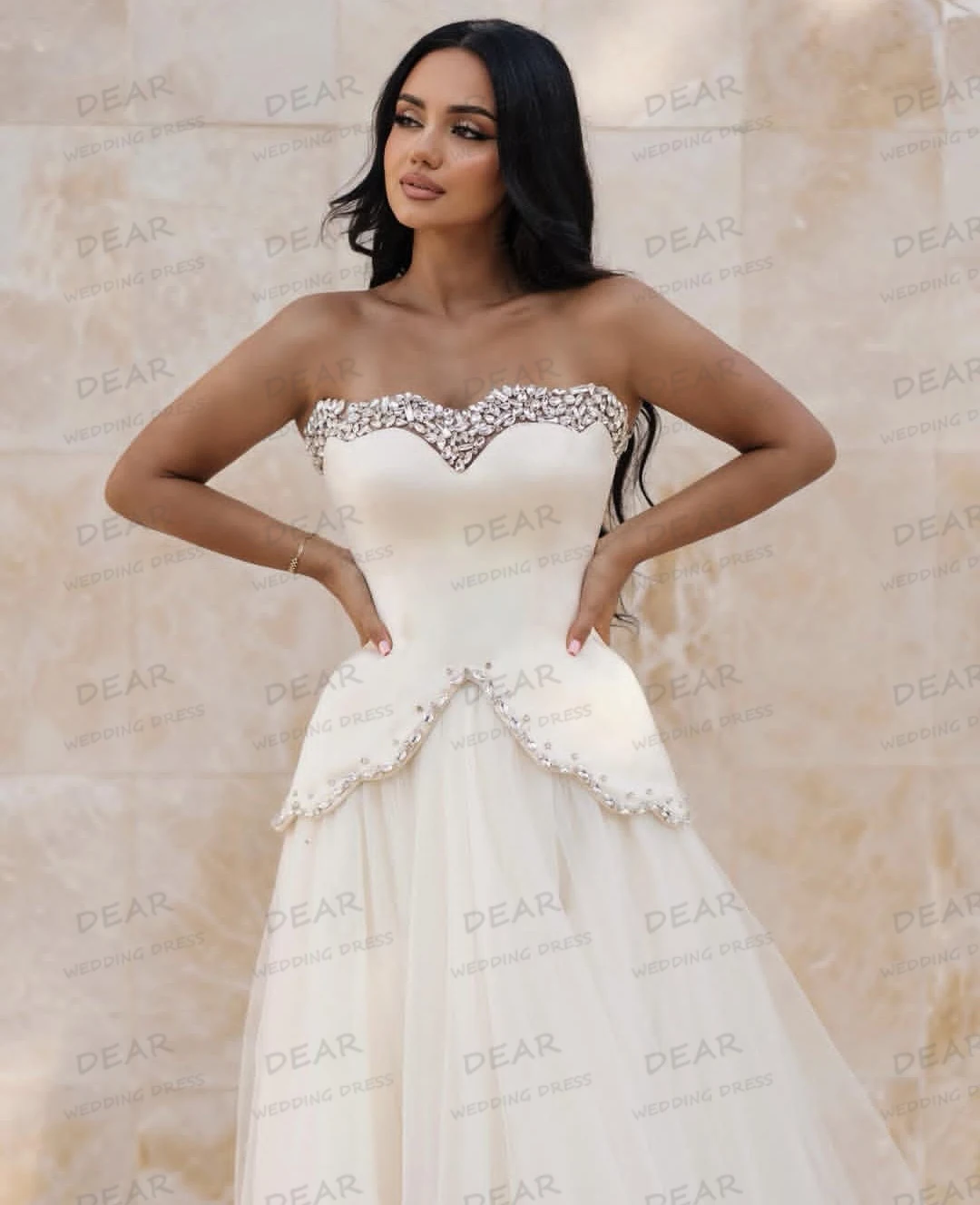 ชุดแต่งงานเรียบง่ายเซ็กซี่ปี 2025 ทรงเอไลน์ ชุดเจ้าสาวผู้หญิงแบบมีประกาย คอวีหวาน แขนกุด ประดับดอกไม้ ชุดเจ้าสาวแบบสั่งตัด