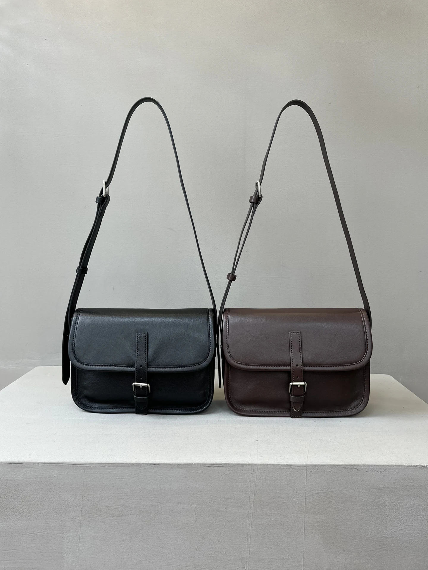 

Retro Tanned Leather Shoulder Crossbody Bag Women's Saddle Bag Underarm Bag Single Strap Diagonal Bag Belt Decorated Small Sq...