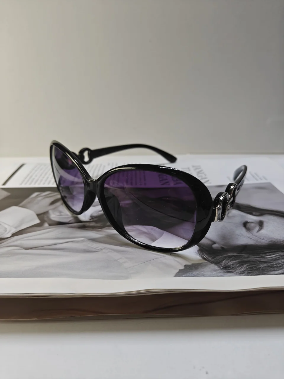 Schwarzer Rahmen Lila Gläser Ovale Sonnenbrille PC-Material Trendige Modische Vielseitige Brillen Unisex für Alltäglichen Gebrauch