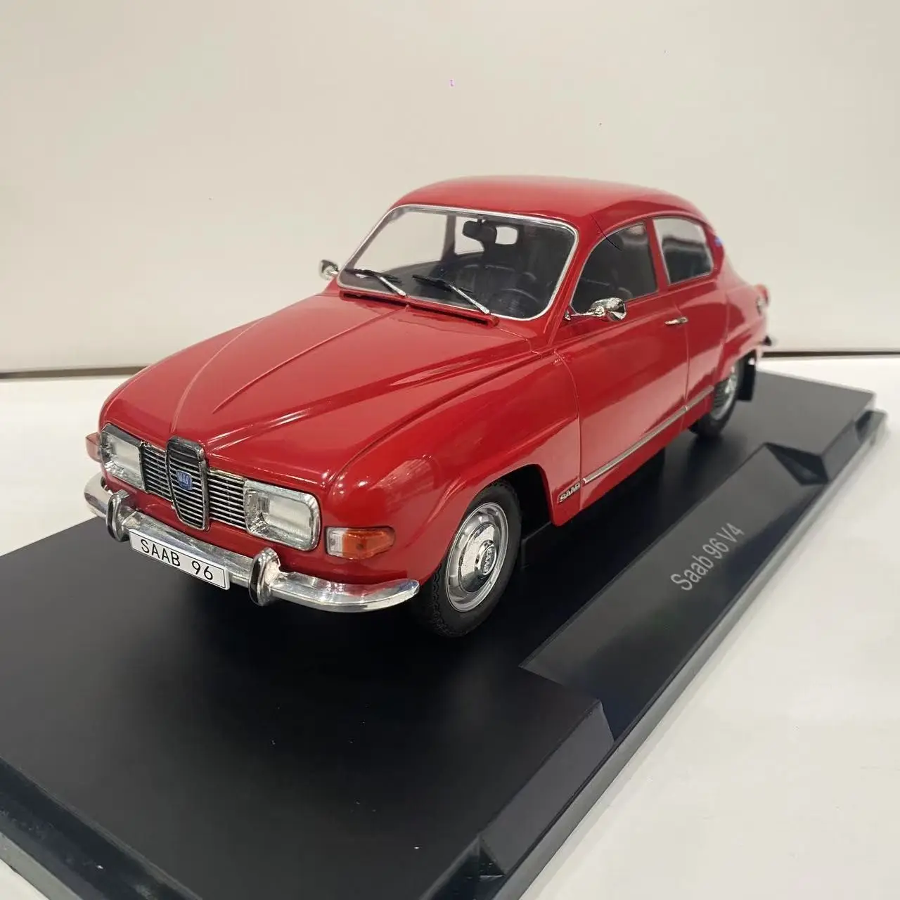 

Electroplating Has Blackening Flaws Diecast 1/18 Scale MCG 96 V4 Alloy Car Model