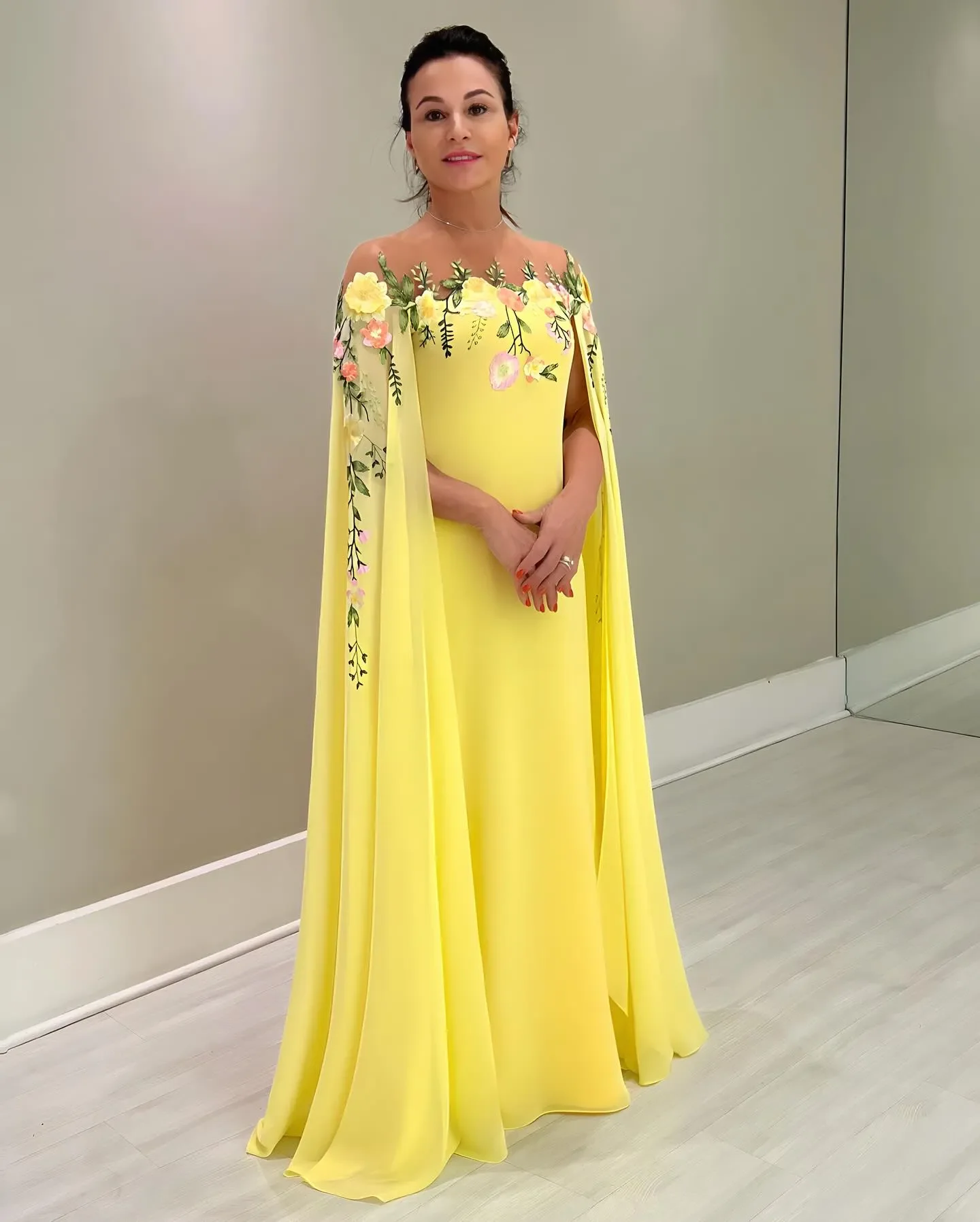 Customized Chic Yellow Mother of The Bride Dresses Embroidery Appliqued Leaf Wedding Guest Dress with Cape Floor Length Evening 