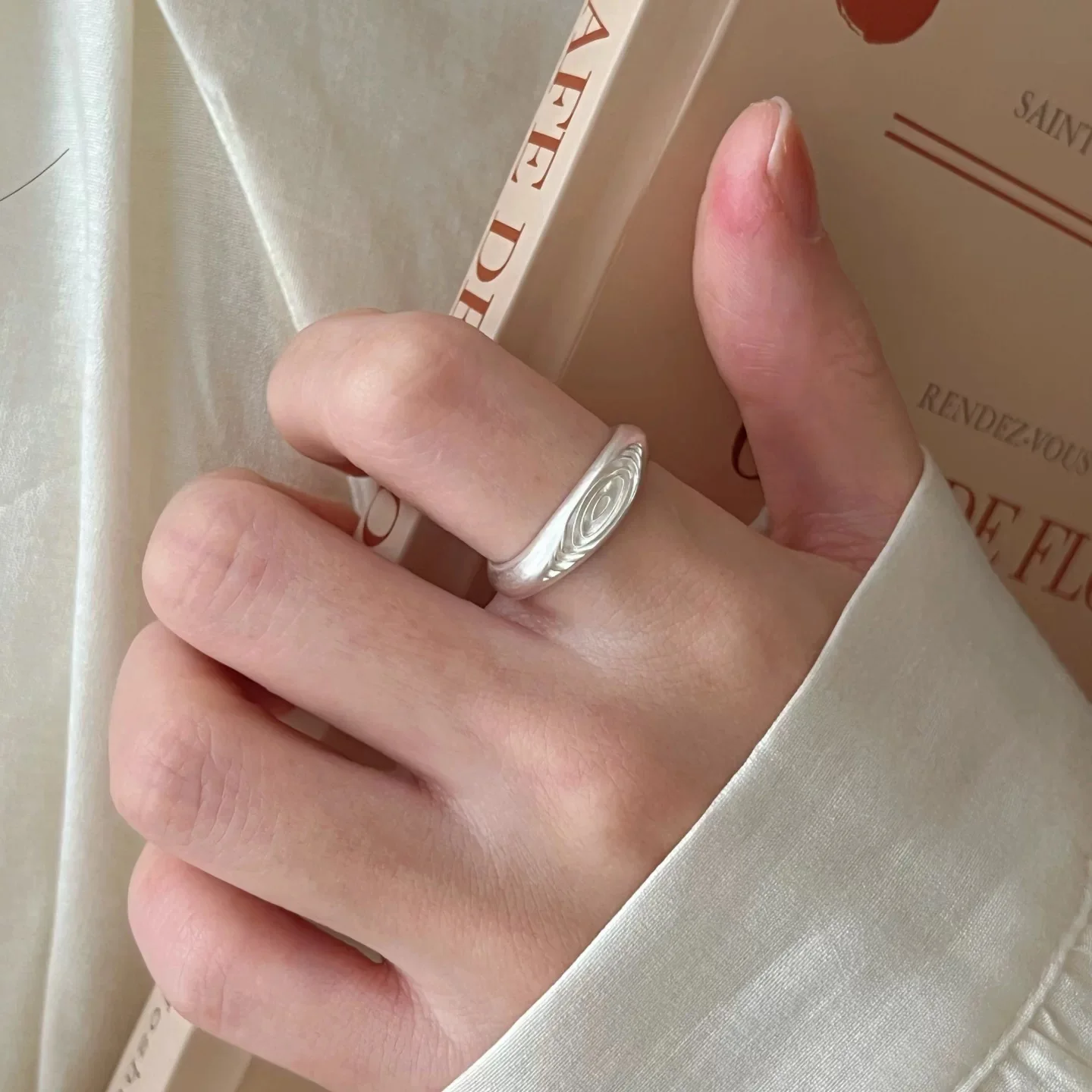 BF CLUB 925 Sterling-Ringe für Damen, schlicht, geometrisch, handgefertigt, unregelmäßige Retro-Drucke, Ring, allergiefrei, als Geburtstagsgeschenk – Detail 7