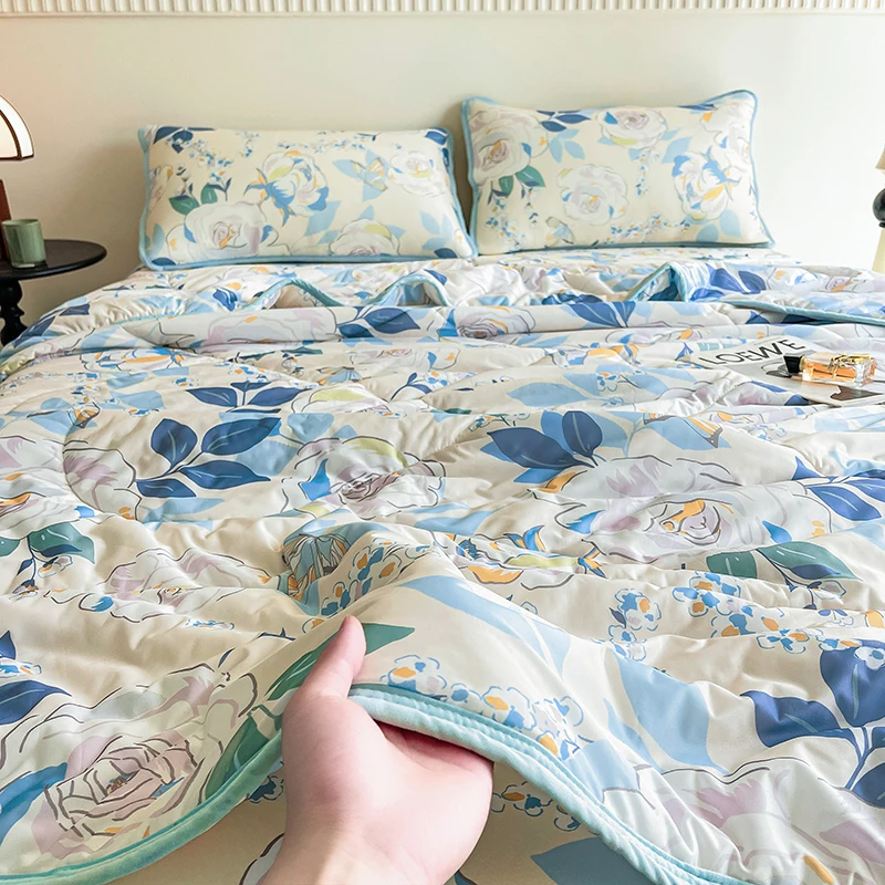 Elegant Blue Flowers Summer Cooling Quilt Floral Style Air Conditioner Quilted Quilt Skin-friendly Thin Blanket Machine Washable