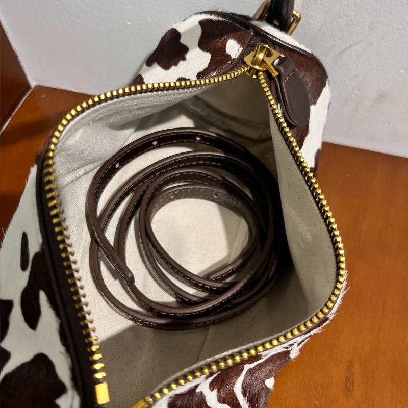 Bolsos cilíndricos vintage de pelo de caballo auténtico para mujer bolsos y carteras de diseño de lujo novedad 2026 con correa de piel de vaca y estampado de vaca bolso de hombro pequeño para axila alta calidad