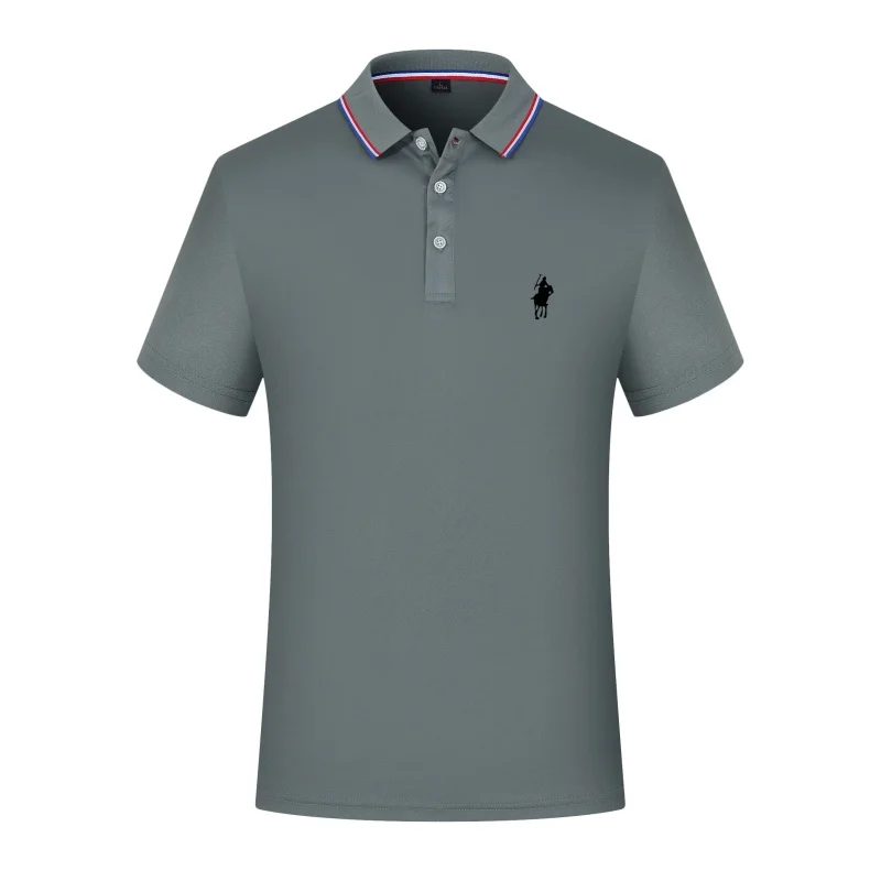 Herren Kurzarm-Poloshirt mit Emblem auf der linken Brust, mehrfarbigem Kragenbesatz, dreiknopfiger Knopfleiste, lässiges Business-Sommer-Oberteil T-Shirt – Detail 9