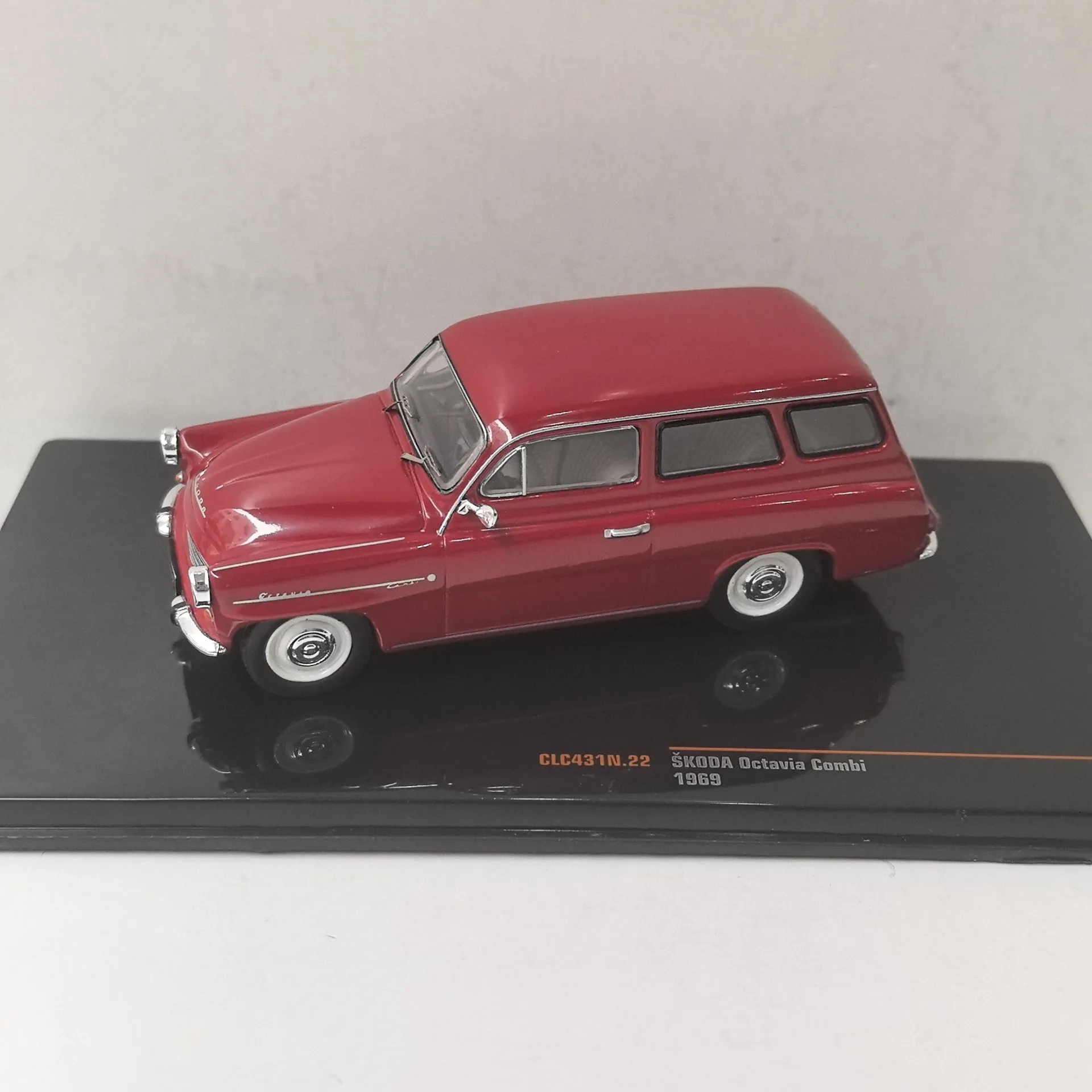 Modèle de voiture en alliage moulé sous pression, échelle Ixo 1/43, SKODA Octavia Combi 1969 Skoda, jouet de collection, cadeau, affichage Souvenir, ornement